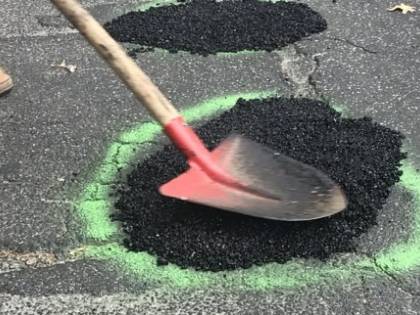 Emergenza buche, i romani sono costretti a tapparsele da soli