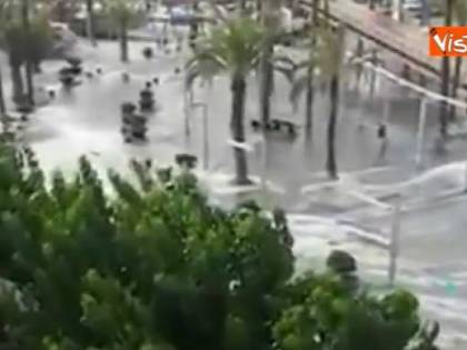 Paura a Maiorca e Minorca, mini tsunami allaga spiagge e bar