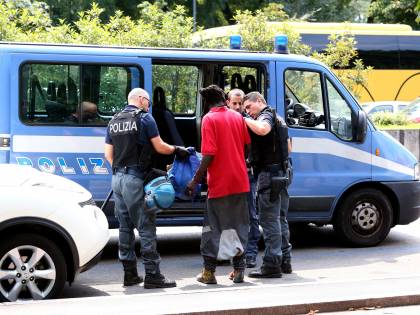 Trieste, dieci irregolari nel furgone: passeur inseguito e arrestato