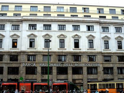 La Campania si sposta in piazza Fontana De Luca prende la banca della strage