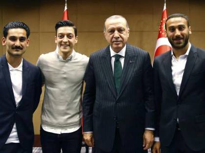 Erdogan fa da testimone di nozze ad Ozil: scoppia la polemica
