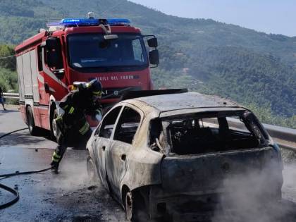 Brucia auto per strada, conducente riesce a salvarsi per un miracolo