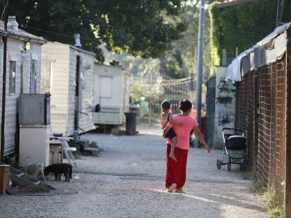 Udine, rom ai domiciliari con il braccialetto: lo rompe e va a bere