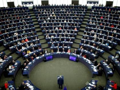 Prof ucciso e agenti aggrediti. Ma ora l'Ue attacca i poliziotti