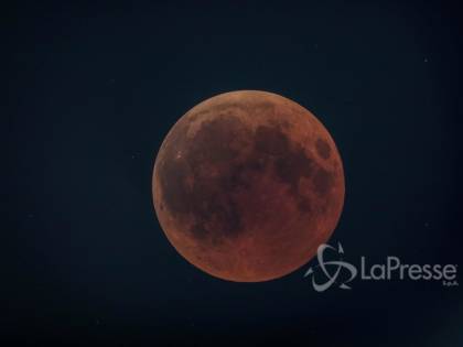 La Luna rossa più lunga del secolo