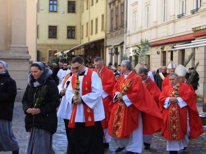 Ubriaco, piomba con l'auto sulla processione