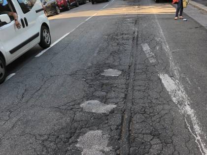 Roma, le buche "killer" fanno strage di turiste: in due all'ospedale
