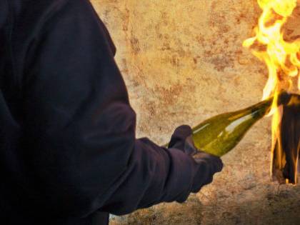 Molotov e bombe carta contro il centro migranti: fermati 4 minorenni