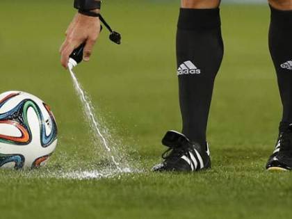 La Fifa rischia grosso per gli spray degli arbitri: maxi multa in arrivo