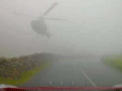 Tra la nebbia spunta elicottero: automobilista frena a pochi metri