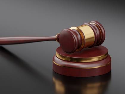 L'imputato parla troppo: il giudice gli tappa la bocca con lo scotch