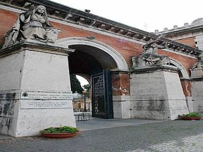 Caos nei cimiteri capitolini, anche Gigi Proietti in fila per la cremazione