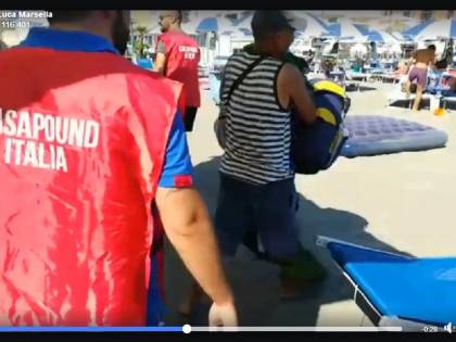 Ostia, incursioni contro ambulanti abusivi, polemiche su CasaPound
