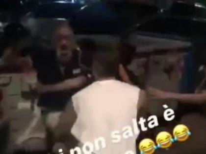 Napoli, baby gang getta anziano disabile in cassonetto: "Fatto per noia"
