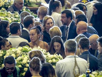 Ora il Pd vuole incriminare Salvini: "Ai funerali claque pro governo"