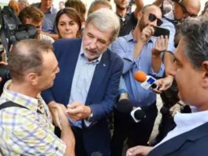 Genova, consegnate le prime case agli sfollati. Il sindaco si commuove