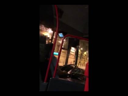 Roma, autista Atac guarda video su telefono mentre guida, è polemica