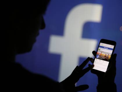 Ruba password Facebook del fidanzato infedele: condannata a due anni