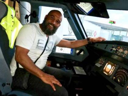 Vuole dirottare l’aereo, ma un pugile a bordo lo ferma e lo placca