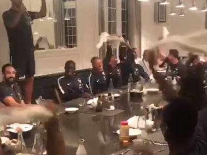 Francia, i calciatori della nazionale cantano in coro "Bella ciao"