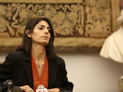 L'ex senatore Pd attacca: "La Raggi cambia idea e ordina 93 auto blu a spese dei cittadini"