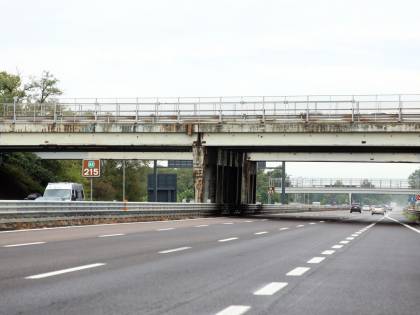 Sardegna, calcinacci dal cavalcavia: auto centrata in pieno, guidatore illeso