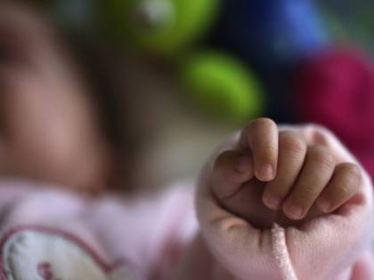 Neonata di 9 mesi muore nel sonno soffocata dal gatto domestico