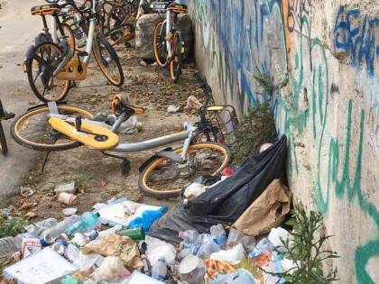 L'ultima moda dei vandali: portarsi a casa il sellino delle bici del Comune