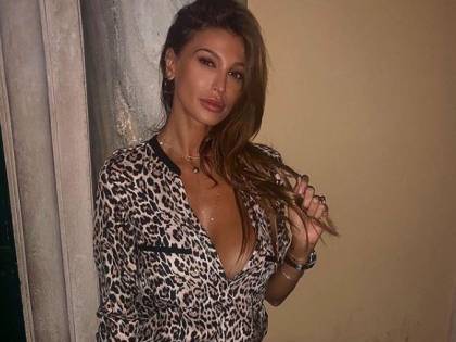 Roberto Cavalli offende Cristina Buccino. E lei lo asfalta