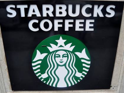 Starbucks nega l’entrata al cane e i social insorgono