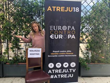Atreju, Martina dà buca alla Meloni e lei si fa la foto con la sedia vuota