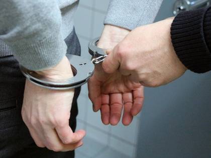 Giugliano, lite in famiglia: uomo massacra la moglie con una mazza