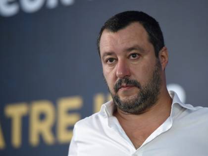 Salvini: "Aquarius ha recuperato altri 50 immigrati. Denuncio chi aiuta gli scafisti"