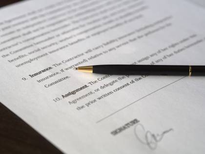 Ottantenne prende a martellate l'agenzia prestiti: tassi troppo alti