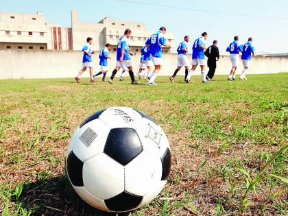 Colpito da una pallonata al petto: 13enne in gravi condizioni