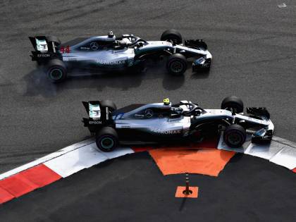 Formula Uno, Sochi: Hamilton vince con polemica davanti a Bottas e Vettel