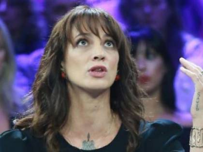 Ora Asia Argento passa alle minacce con Sottile: "È meglio che stai muto"