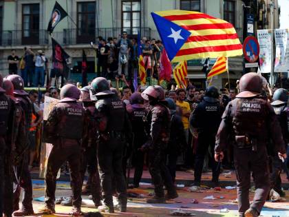 Catalogna, condannati leader secessionisti: scontri a Barcellona