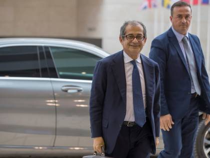 Tria ora lancia l'allarme "Mutui saranno più cari". Ora apre alle modifiche