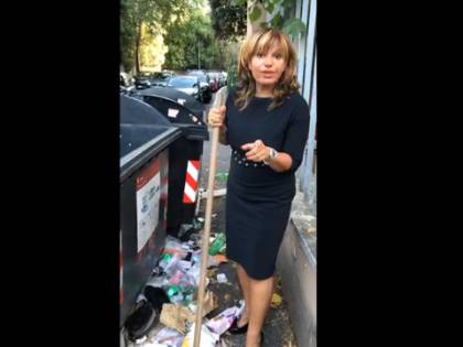 Sos rifiuti a Roma, cantante romana si arma di ramazza