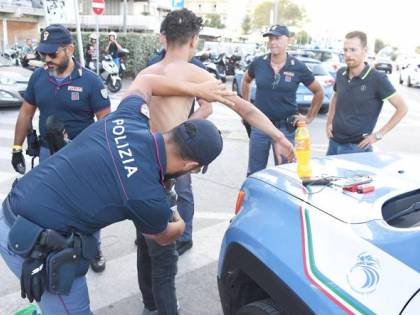 Bologna, pregiudicato gambiano spaccia e pesta agenti, subito libero