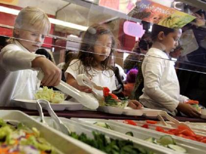 Milano, via maiale dalle mense: "Al suo posto pollo e cous cous"