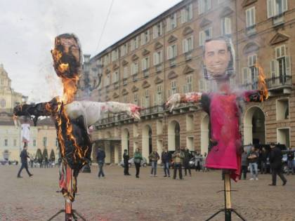 Torino, denunciate studentesse per rogo manichini Di Maio e Salvini