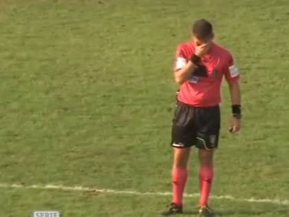 Arbitro fischia la fine e piange: il padre era morto da poco