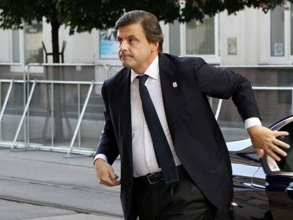 Calenda: "Mai con Emiliano in Puglia". Ma il suo candidato lo smentisce