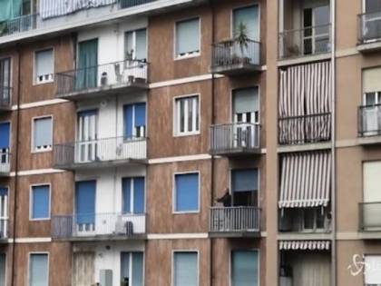 Cade dal balcone e muore: indagata padrona di casa, ma perizia ribalta le carte