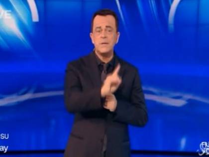 Crozza annienta Di Maio. Svelata l'ipocrisia grillina