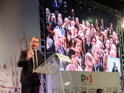 Sala "aizza" gli studenti. E l'opposizione insorge: "È un sindaco da social"