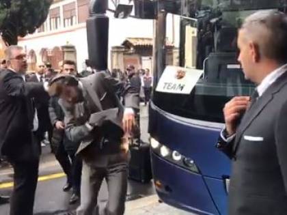 Barcellona, Piqué scende dal pullman e dà una testata allo specchietto