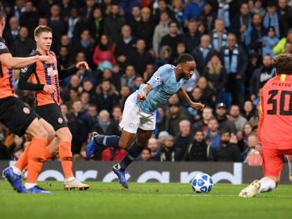 Che cantonata dell'arbitro: Sterling inciampa, lui gli fischia il rigore